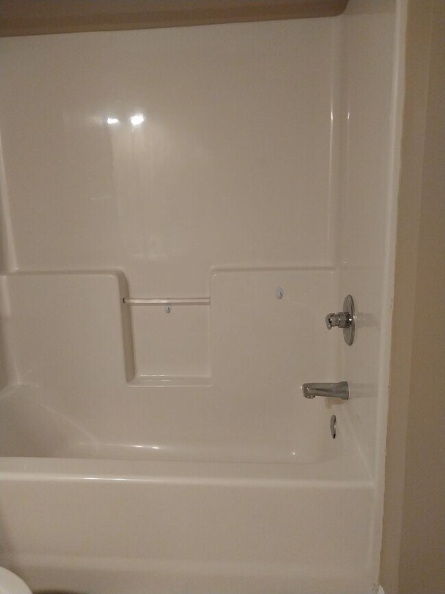 Building Photo - Cute townhome with 3 bd / 2.5 Bath