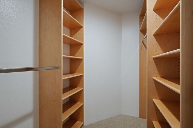 Building Photo - Extremely Rare Opportunity – 2 Bed / 2 Bat...