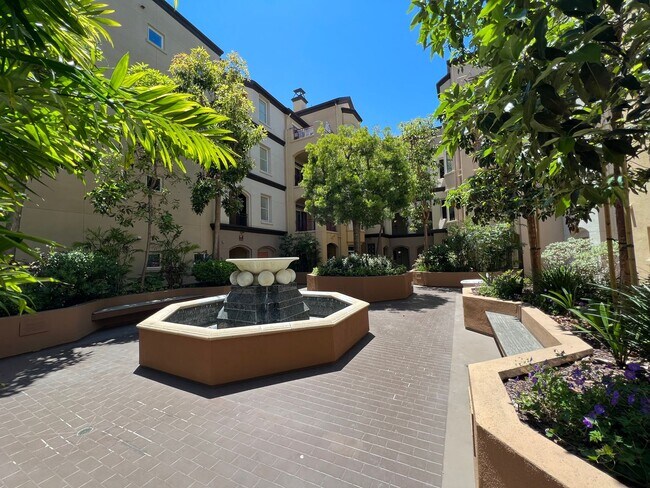 Building Photo - 2 bed 2 bath condo with laundry, A/C and fireplace! Heart of Banker's Hill!