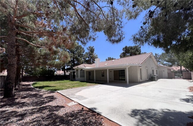 Building Photo - 1740 Camara Dr
