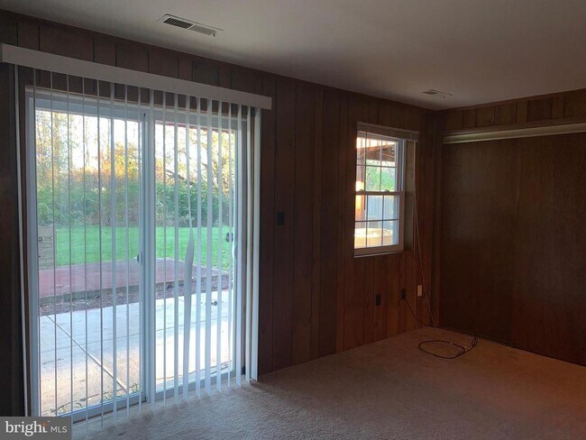 Building Photo - 1658 Colonial Way