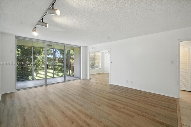 Building Photo - 3850 Oaks Clubhouse Dr