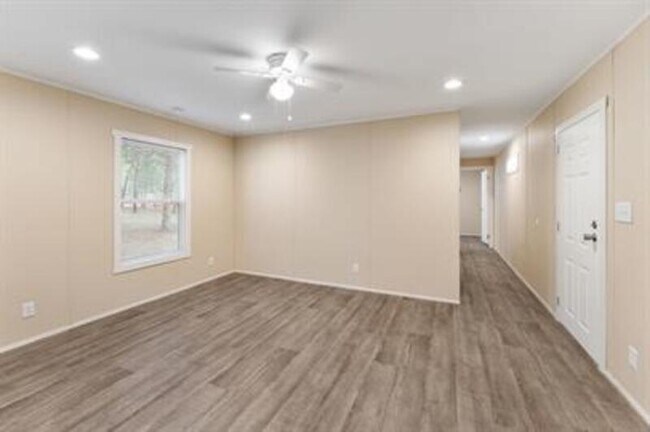 Building Photo - 135 Southlake Dr.