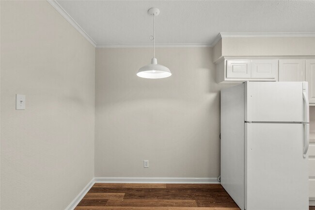 Building Photo - 102 The Strand