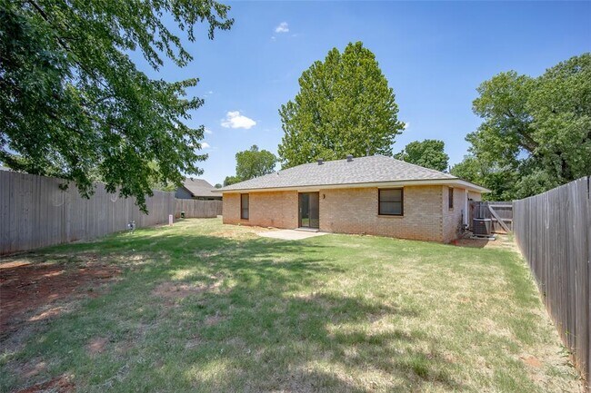Building Photo - 630 S Heights Dr