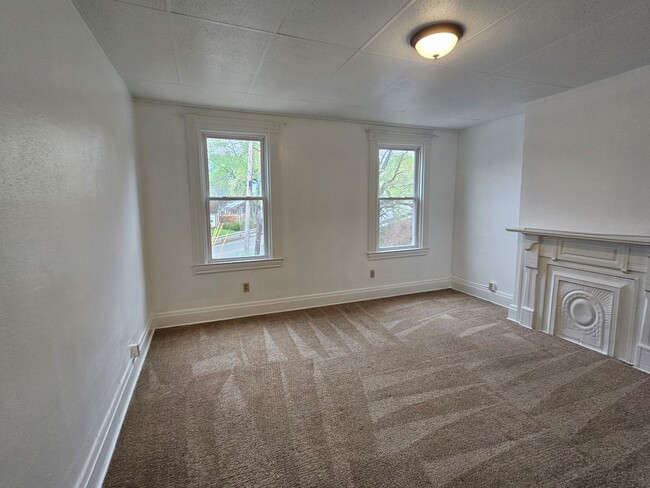 Building Photo - Spacious 3 bedroom 1 bath townhouse for re...