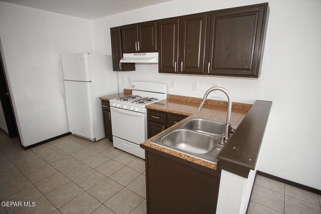 Building Photo - 8489 Roseway Dr