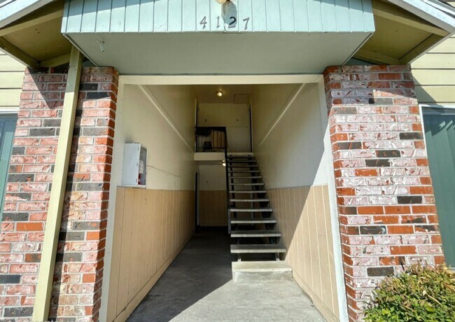 Building Photo - **$750 DEPOSIT + FREE FIRST MONTH'S RENT** Spacious Main Floor Unit~ Great Natural Light~ Updated...