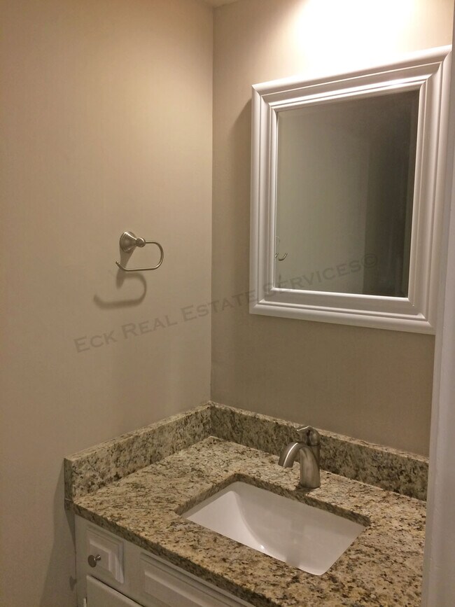 Building Photo - 336 Woodlawn Dr