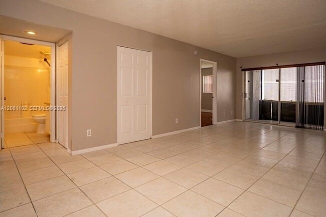 Building Photo - 905 Southridge Rd