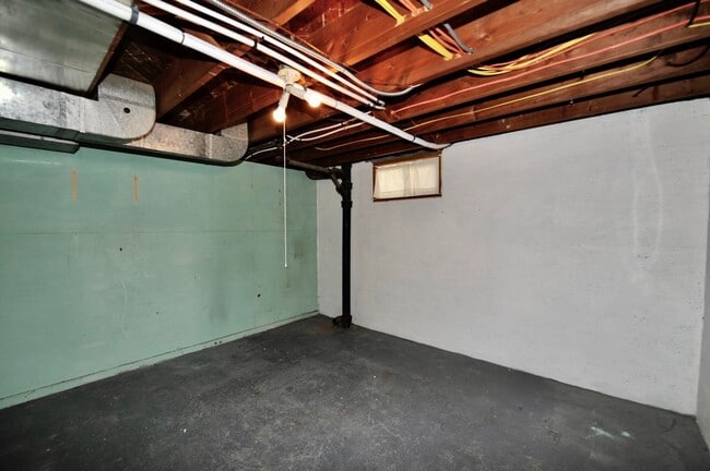 Building Photo - Charming 2 bed 1 bath bungalow with 2nd living room