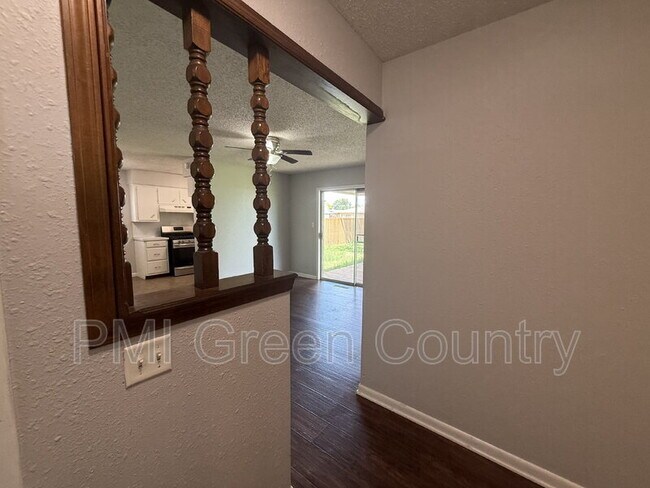 Building Photo - 4805 Bermuda Cir
