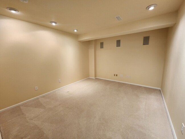 Building Photo - Great Saddle Rock Heights Home! 5 Bedroom ...