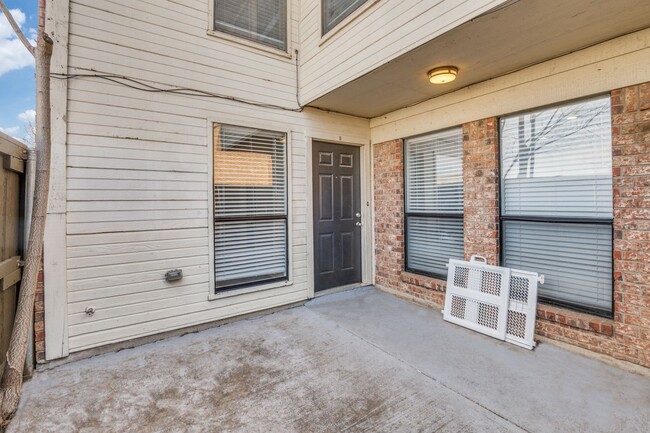 Building Photo - Cute & Classic Townhome in Bedford for Lease