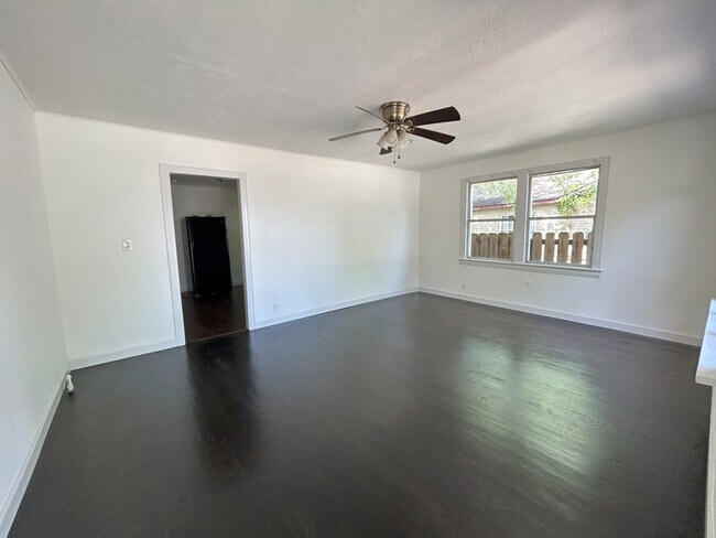 Building Photo - 607 W Center Ave