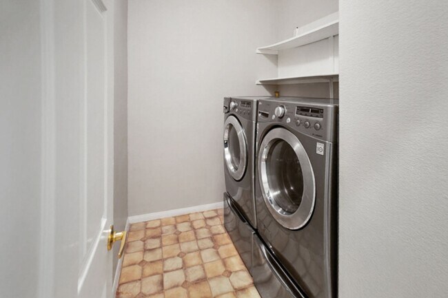 Building Photo - 2 Bed, Den, 1 Car Garage, Gated Northwest Condo