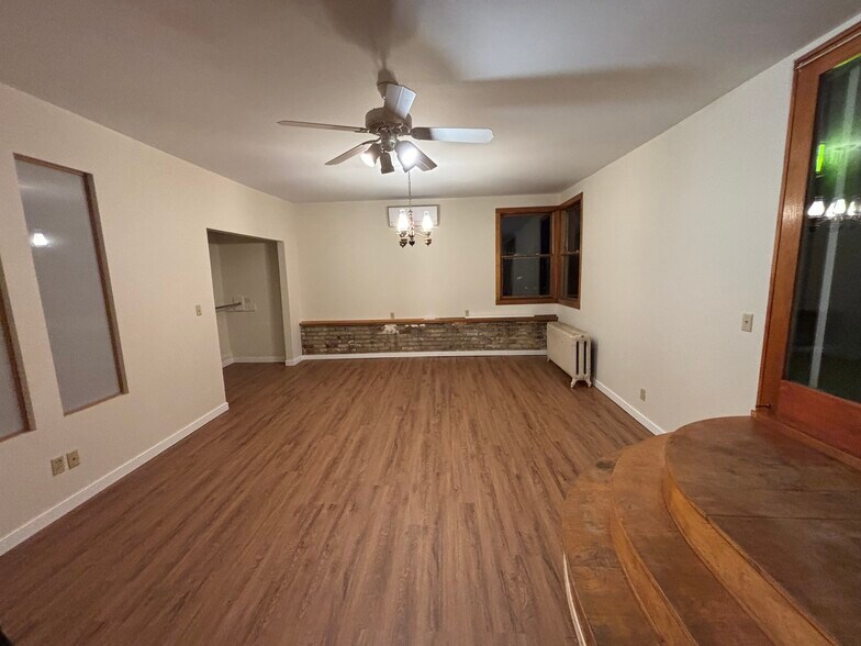 Building Photo - 941 W 7th St