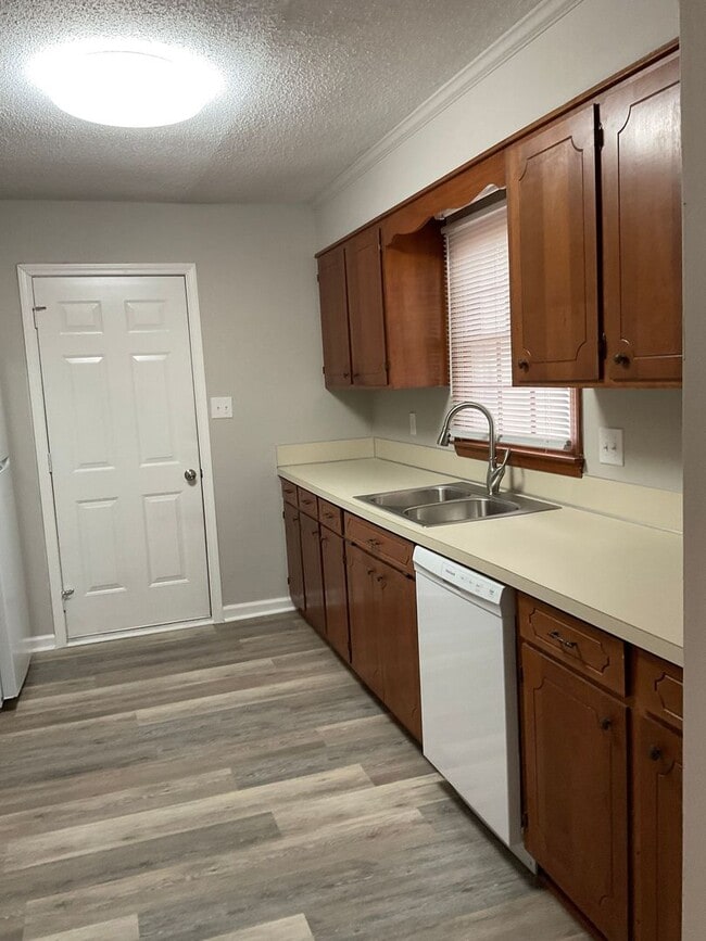 Building Photo - Available Now !! Two bedroom one bath apartment in Gastonia!