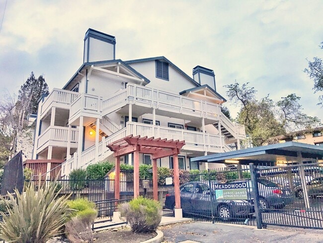 Building Photo - Top Floor Large, Bright & Spacious Two Bedroom Condo W/ Parking & Laundry!