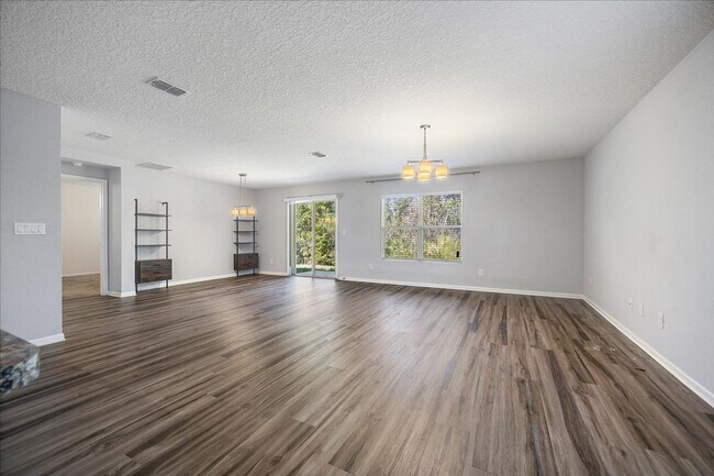 Building Photo - Spacious 4 Bedroom in Fast Growing Nassau County!