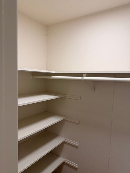 Building Photo - 1405 Oak Grove Ave
