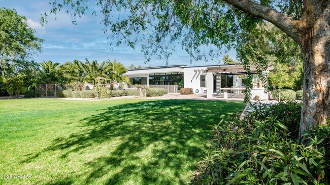 Building Photo - 7417 E Paradise Dr