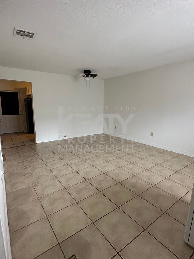 Building Photo - 2 Bed / 1.5 Bath Apartment COMING SOON!