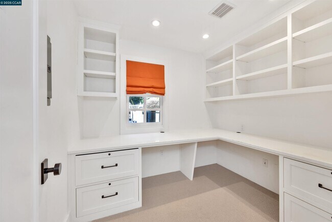 Building Photo - 772 John Way