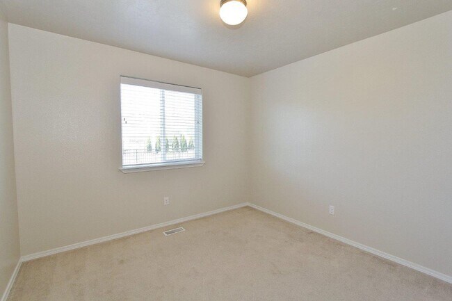 Building Photo - Immaculate Single-Level Home