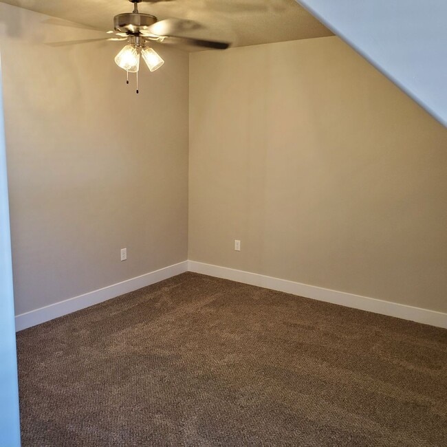 Building Photo - Welcoming 2 Bed, 2.5 Bath Townhouse