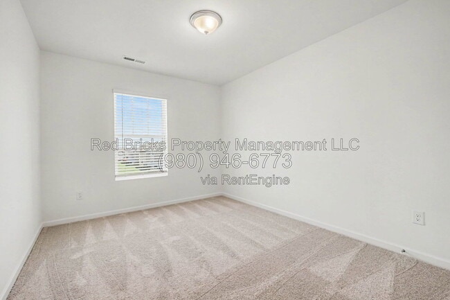 Building Photo - 826 Earhart St NW
