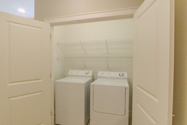 Building Photo - 4Bd/4Ba Seattle Home