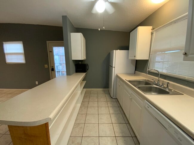 Building Photo - 223 Indian Oaks Dr