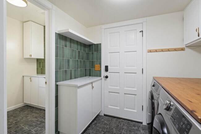 Building Photo - 13745 Cameo Ct
