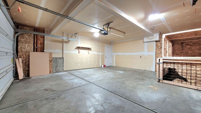 Building Photo - Gorgeous Split Level with Fenced Backyard