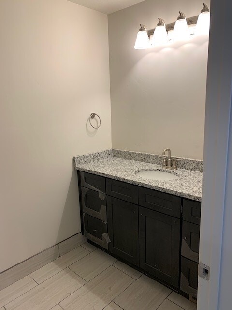 Building Photo - 88 250 N