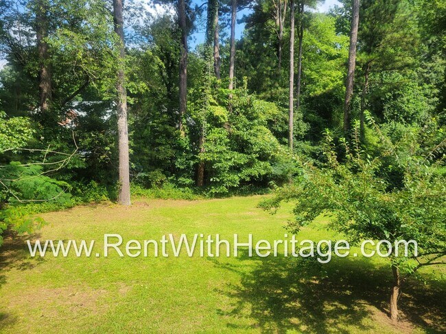 Building Photo - GREAT HOME / 3 BEDROOMS AND BONUS ROOM / GREAT LOCATION /  PRIVATE FENCED YARD