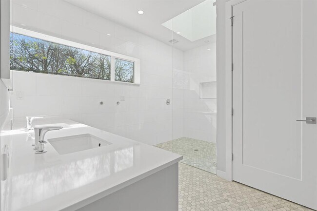 Building Photo - 2418 S 5th St