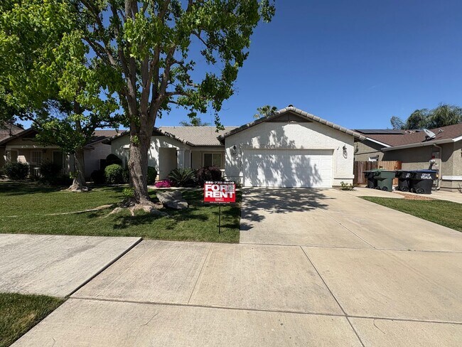 Building Photo - Lovely NW Visalia Home Near Shopping Centers Available Now!