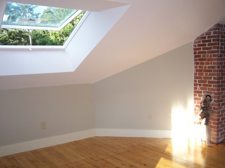 Building Photo - 35 Greenough Ave
