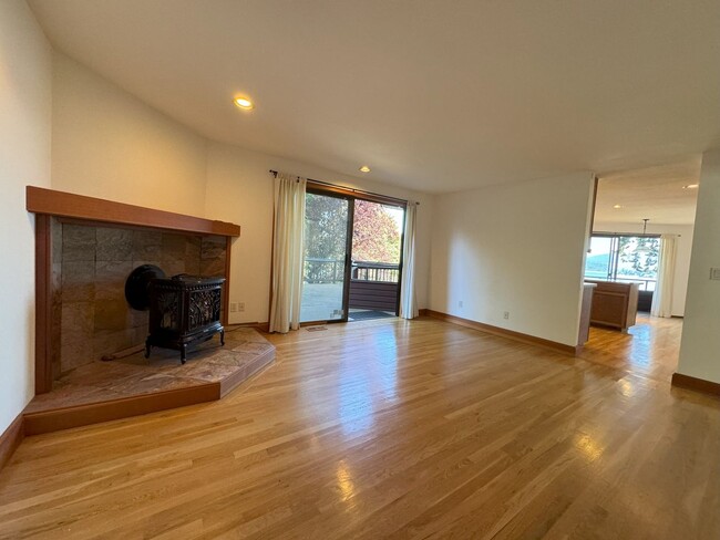 Building Photo - 1/2 mo free move in special - Beautiful 3 ...