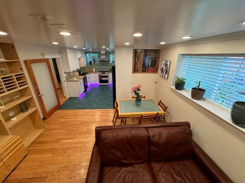 Primary Photo - 3148 College Ave