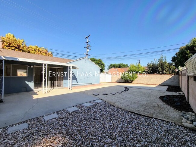 Building Photo - Charming 3 Bedroom Home Located in Prime L...