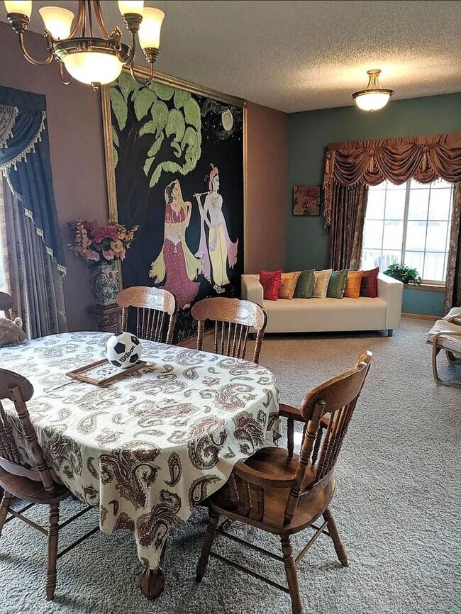 Building Photo - Spacious 4bed 3.5bath Single Family Home in Shakopee.  Featuring an in-home Theater