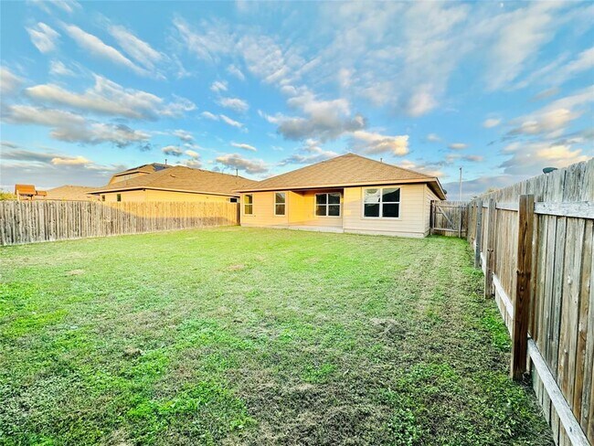 Building Photo - 704 Silver Wing Dr