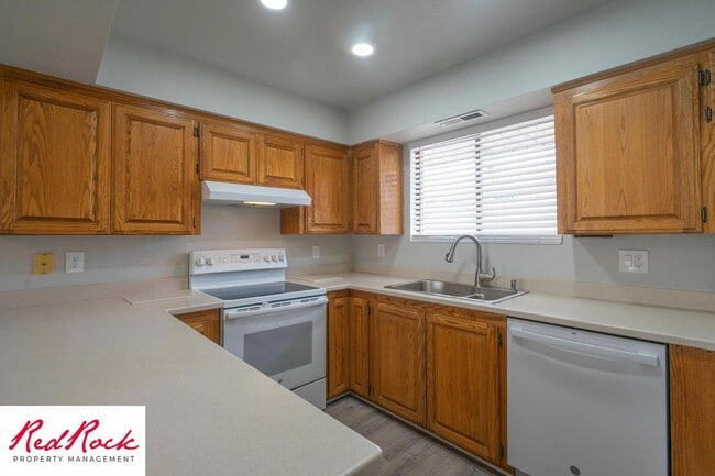 Building Photo - Remodeled 2 Bedroom Townhome. Pet Friendly!