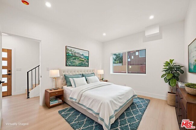 Building Photo - 913 N Hobart Blvd