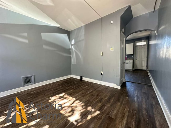 Building Photo - Move In Ready 2 Bedroom Home with Fresh Up...