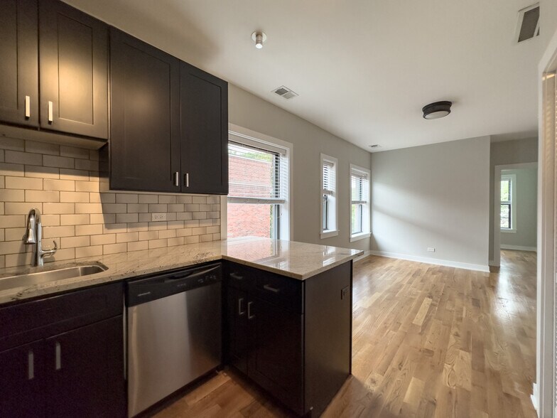 Building Photo - 2206 W Eastwood Ave