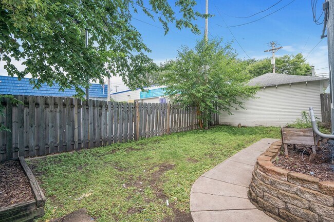 Building Photo - 3BR/1 Bath Lower Level Duplex in Northeast...